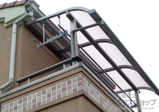 兵庫県尼崎市のLIXIL リクシル（トステム）のバルコニー・ベランダ屋根 ライザーテラスII R型 屋根タイプ 単体　積雪〜20cm対応 施工例