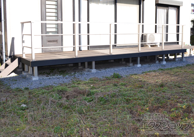 栃木県河内郡上三川町ののウッドデッキ リウッドデッキ 200 連棟+シンプルモダンデッキフェンス2型 施工例