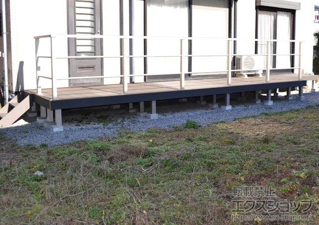 栃木県河内郡上三川町のYKKAPのウッドデッキ リウッドデッキ 200 連棟+シンプルモダンデッキフェンス2型 施工例