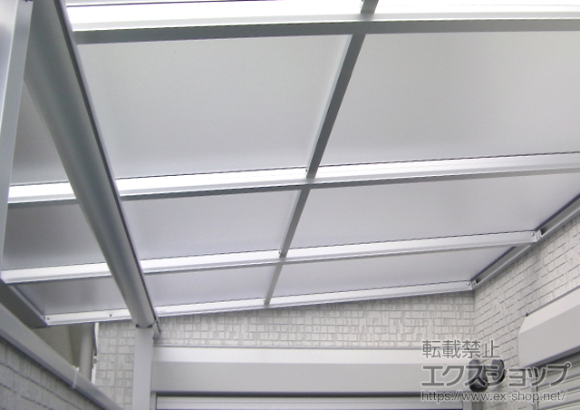 大阪府八尾市ののバルコニー・ベランダ屋根 ヴェクターテラス F型 屋根タイプ 単体 積雪〜30cm対応+壁付け物干し 標準 2本入り 施工例