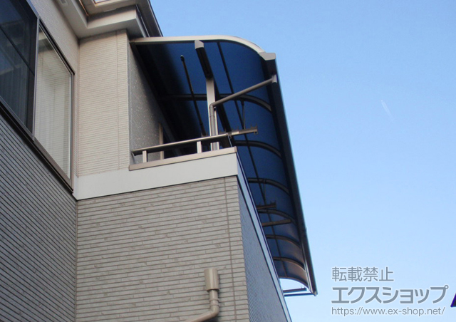 東京都東久留米市のLIXIL リクシル（トステム）のバルコニー・ベランダ屋根 ライザーテラスII R型 屋根タイプ 連棟 積雪〜20cm対応 施工例