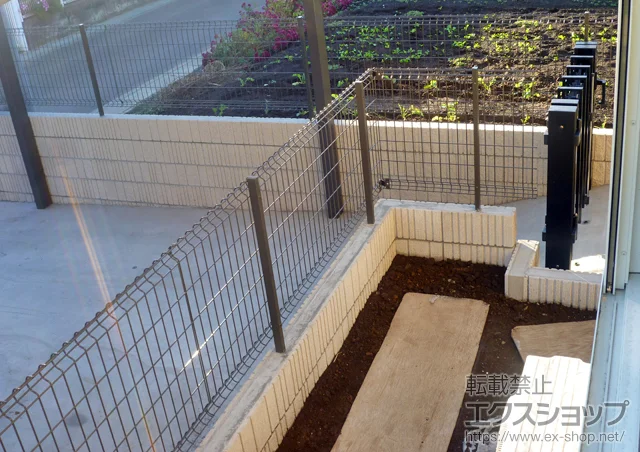 埼玉県桶川市のLIXIL リクシル(TOEX)のフェンス・柵・塀 ハイグリッドフェンスN8型 施工例