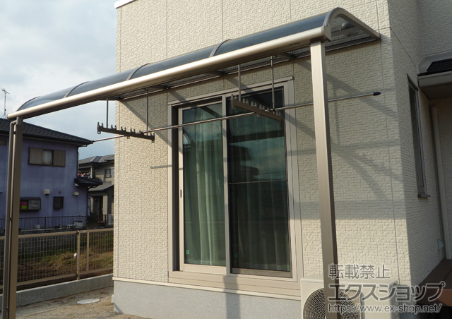 福岡県久留米市のLIXIL リクシル（トステム）のテラス屋根 ライザーテラスII R型 テラスタイプ 単体 積雪〜20?対応+吊り下げ物干し ワイド 2本入 施工例