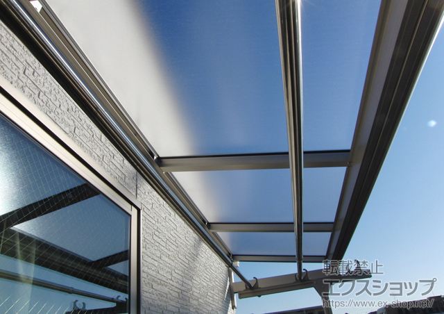 神奈川県川崎市ののバルコニー・ベランダ屋根 ヴェクターテラス F型 単体 ルーフタイプ 積雪〜20cm対応+ 壁付け物干し 標準 2本入 施工例