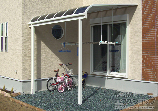 熊本県八代市のLIXIL リクシル（トステム）のテラス屋根 ライザーテラスII R型 テラスタイプ 単体　積雪〜20cm対応+ 吊り下げ物干し　ロング　ワイド　2本入 施工例