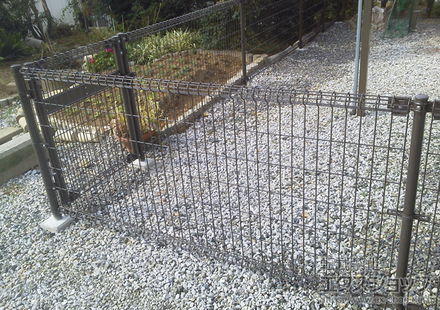 愛知県田原市ののフェンス・柵 ハイグリッドフェンスN1型 間仕切り柱仕様 施工例