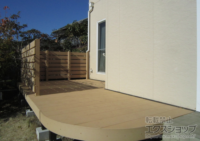 群馬県桐生市ののウッドデッキ リウッドデッキ200 出幅違い連棟+リウッドデッキフェンス3型 横スリット 施工例