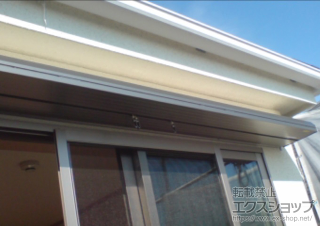 神奈川県横浜市のLIXIL リクシル（トステム）のオーニング・日よけ ユニットひさし キャピアA型＋スライドフック×2 施工例