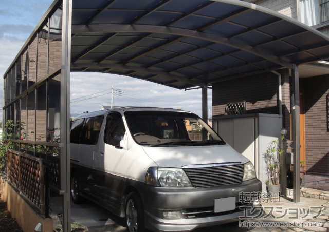 埼玉県川越市のLIXIL リクシル（トステム）のカーポート カーブポートシグマIII ワイド 積雪〜20cm対応+サイドパネル3段　ロング柱28用 施工例