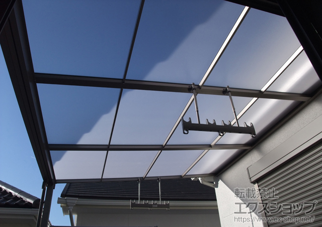 大阪府堺市のLIXIL リクシル（トステム）のテラス屋根 ライザーテラスIIF型 テラスタイプ 単体 積雪〜20cm対応+吊り下げ物干し　標準　2本入 施工例