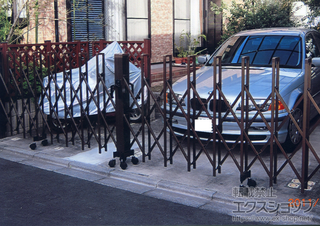 東京都多摩市ののカーゲート トリップゲート PB型 ノンレール 両開き 施工例