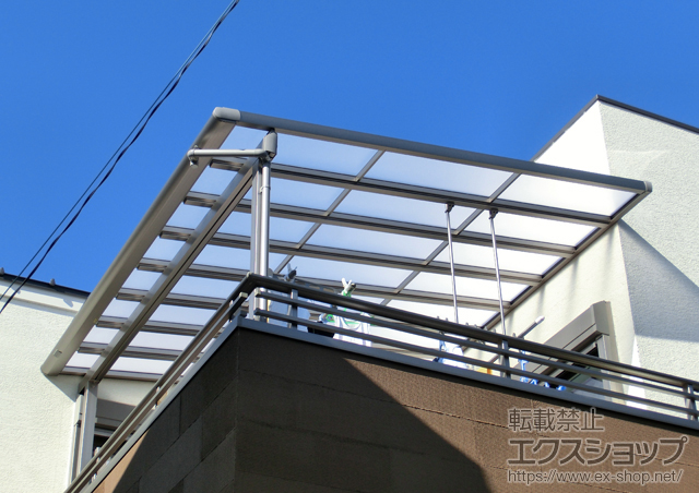 兵庫県伊丹市のLIXIL リクシル（トステム）のバルコニー・ベランダ屋根 パワーアルファ F型 屋根タイプ 単体　積雪〜30cm対応+吊り下げ物干し 施工例