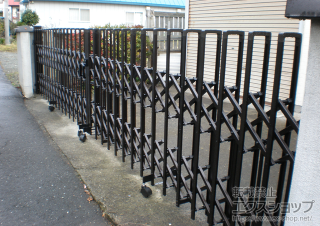 青森県十和田市ののカーゲート トリップゲート ペットガード型 ノンレール 両開き 施工例