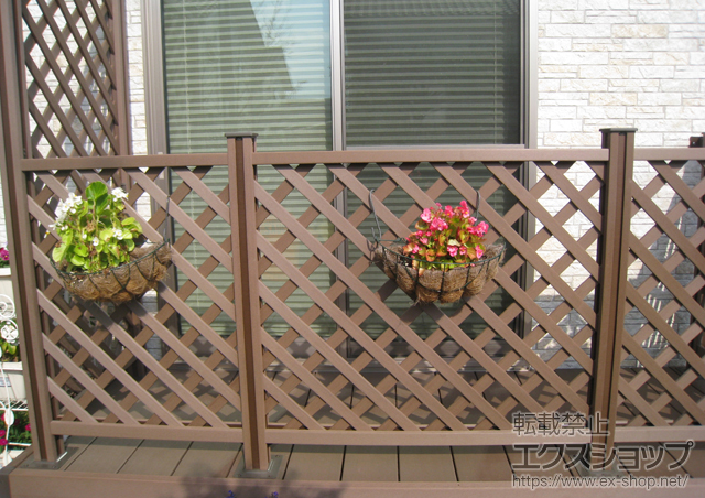 広島県広島市のLIXIL リクシル（トステム）のウッドデッキ リコステージII+リコステージII ウッドパーティション 施工例