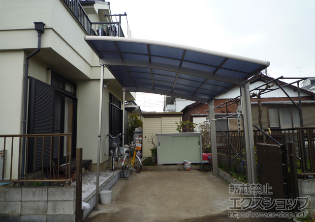 東京都昭島市のLIXIL リクシル（トステム）のカーポート カーブポートシグマIII 積雪〜20cm対応+収納式物干し 標準タイプ 2本入り+着脱式サポート（補助柱） ロング柱23用 施工例