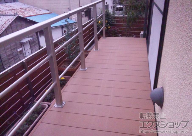 神奈川県横浜市ののウッドデッキ リウッドデッキ 200 単体+シンプルモダンデッキフェンス2型＜横格子2本＞ 施工例