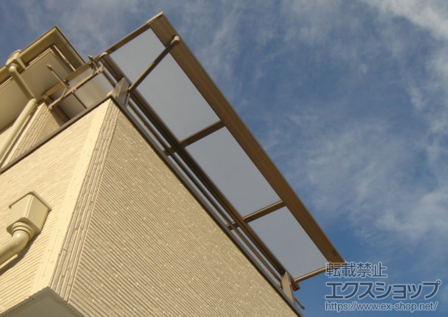 東京都あきる野市のLIXIL リクシル（トステム）のバルコニー・ベランダ屋根 ライザーテラスII F型 屋根タイプ 単体 積雪〜20cm対応+吊り下げ物干し　標準　ショート　2本入(\11,000) 施工例
