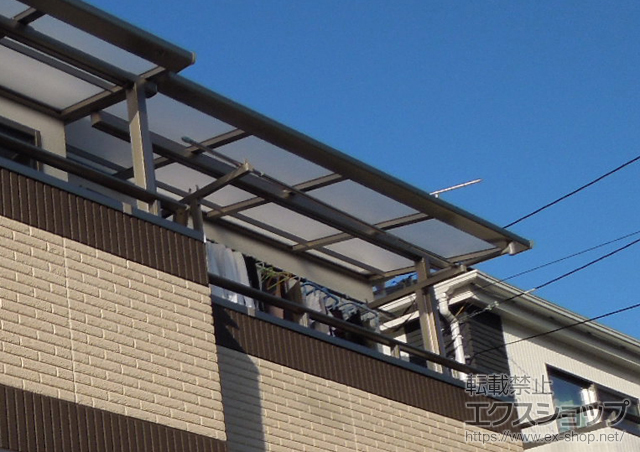 埼玉県所沢市のLIXIL リクシル（トステム）のバルコニー・ベランダ屋根 ライザーテラスII Ｆ型 屋根タイプ メーター　積雪〜20cm対応 施工例