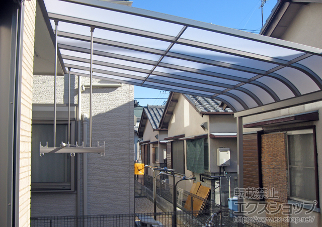 静岡県沼津市のLIXIL リクシル（トステム）のテラス屋根 ライザーテラスII R型 テラスタイプ 積雪〜20?対応＋吊下げ式物干し 施工例