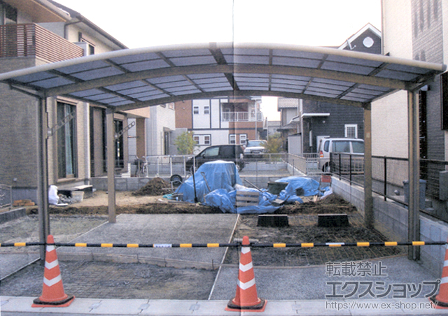 福岡県大牟田市のLIXIL リクシル（トステム）のカーポート カーブポートシグマIII ワイド　積雪〜30cm対応+収納式物干し　標準タイプ　2本入り+屋根材ホルダー　57タイプ用　 施工例