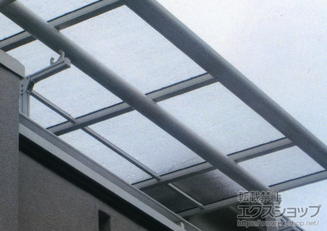 埼玉県越谷市ののバルコニー・ベランダ屋根 ヴェクターテラス F型 屋根タイプ 単体 積雪〜20cm対応+吊下げ式物干し 標準タイプ2本入+壁付け物干し 標準タイプ2本入 施工例