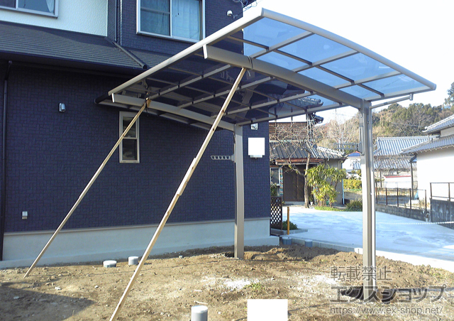 熊本県水俣市のLIXIL リクシル（トステム）のカーポート カーブポートシグマIII 積雪〜30cm対応+収納式物干し 2本入り 標準タイプ 施工例