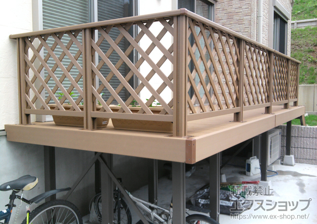 千葉県千葉市のLIXIL リクシル（トステム）のウッドデッキ リコステージII 単体+デッキフェンス フラットラチスパネル（粗目タイプ） 施工例