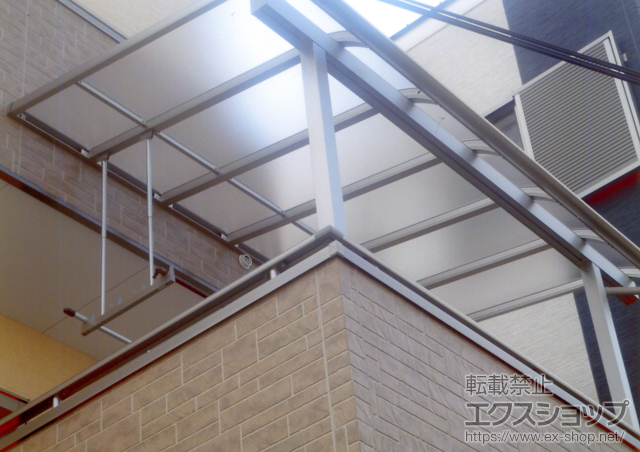 兵庫県尼崎市ののバルコニー・ベランダ屋根 ヴェクターテラス R型 屋根タイプ メーター　積雪〜50cm対応+吊り下げ物干し　標準　2本入 施工例