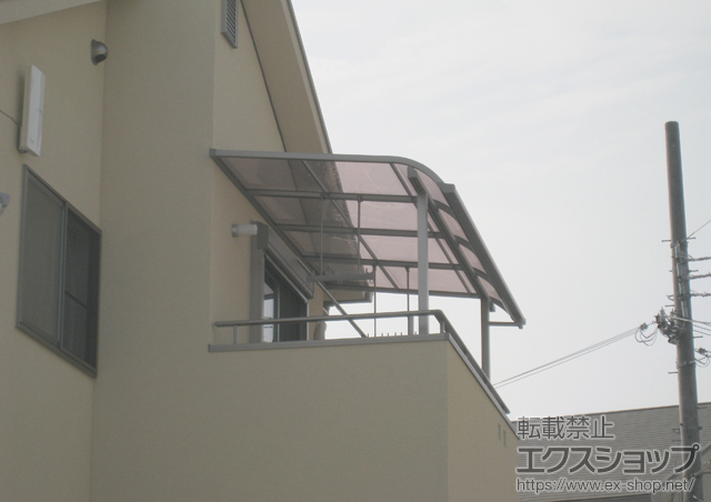奈良県奈良市のLIXIL リクシル（トステム）のバルコニー・ベランダ屋根 ライザーテラスII R型 屋根タイプ 単体 積雪〜20cm対応+吊り下げ式物干し 標準 2本入 施工例