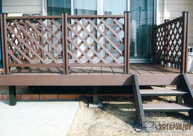 群馬県北群馬郡吉岡町のLIXIL リクシル（トステム）のウッドデッキ リコステージII 単体+ステップ+ウッドパーティション 施工例