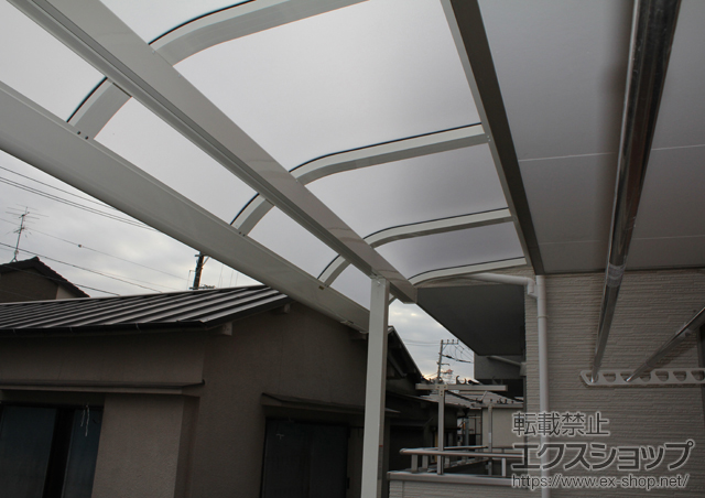 東京都荒川区のLIXIL リクシル（トステム）のバルコニー・ベランダ屋根 パワーアルファ RB型 屋根タイプ 単体 積雪〜30cm対応+壁付け物干し ロング 2本入り 施工例