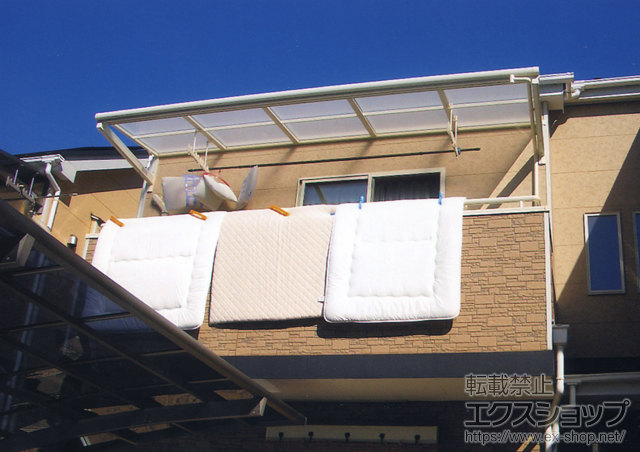 埼玉県草加市のLIXIL リクシル（トステム）のバルコニー・ベランダ屋根 ライザーテラスII F型 ルーフタイプ 単体 積雪〜20cm対応+吊下げ物干し 標準2本入 施工例