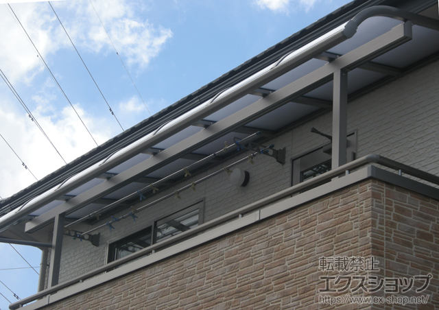 山梨県甲斐市のLIXIL リクシル（トステム）のバルコニー・ベランダ屋根 パワーアルファ RB型 屋根タイプ 単体 積雪〜30cm対応 施工例