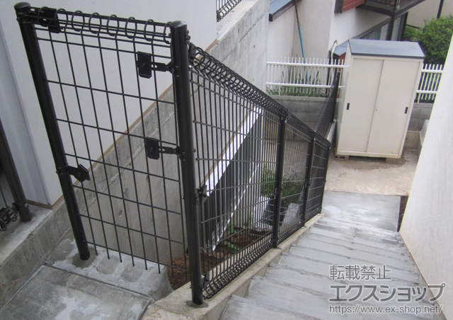 東京都調布市ののフェンス・柵 ユメッシュR型フェンス 間仕切り支柱//傾斜用間仕切 施工例