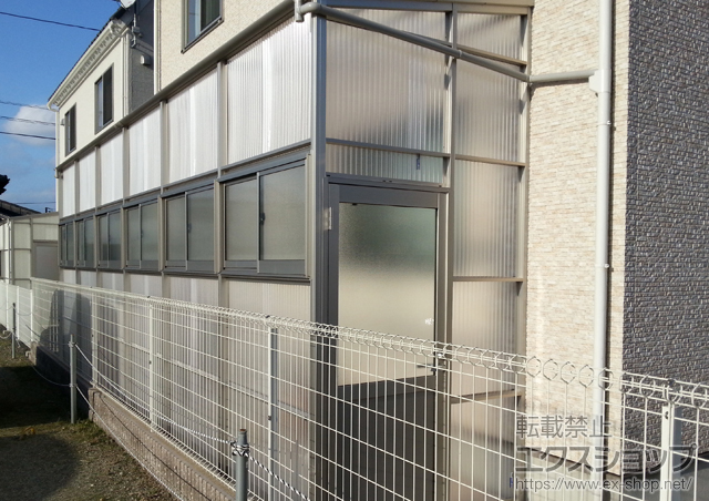 島根県益田市ののストックヤード ストックヤードII 1500 両側ドア付きタイプ 連棟 積雪〜50cm対応+引掛け式物干し ロング 2本入 施工例