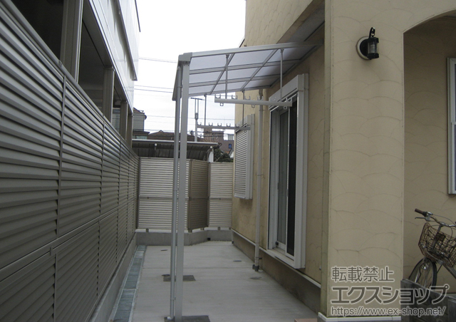 神奈川県横浜市のLIXIL リクシル（トステム）のテラス屋根 ライザーテラスII F型 テラスタイプ 単体 積雪〜20cm対応+吊下げ物干し 標準ワイドタイプ 2本入 施工例