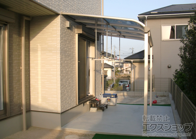 福岡県古賀市ののテラス屋根 ヴェクター テラスタイプ R型 単体 積雪〜20cm対応+吊り下げ式物干し ロング 2本入 施工例