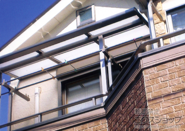 東京都練馬区のLIXIL リクシル（トステム）のバルコニー・ベランダ屋根 ライザーテラスII F型 屋根タイプ 単体 積雪〜20cm対応+T字型単独物干し 2本入 施工例