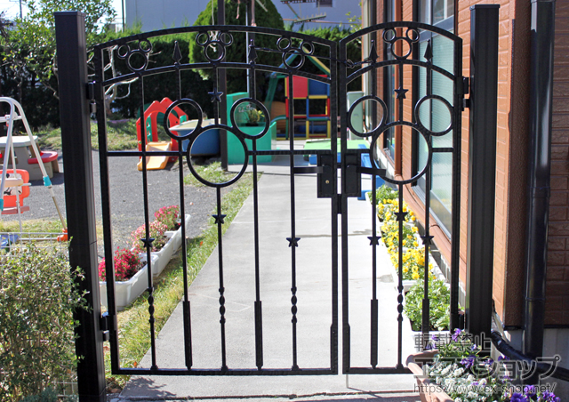 静岡県藤枝市のLIXIL リクシル(新日軽)の門扉 ディズニー門扉 ミッキーA型 両開き親子 角門柱式 施工例