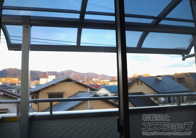 大阪府池田市ののバルコニー・ベランダ屋根 プレシオステラス R型 屋根タイプ 単体 積雪〜20cm対応+吊り下げ式物干し 標準 2本入 施工例