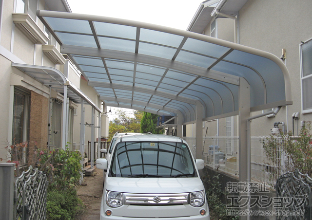 広島県広島市ののカーポート レイナキャップポート 縦連棟 積雪〜20cm対応＋レイナキャップポート 収納棚 施工例