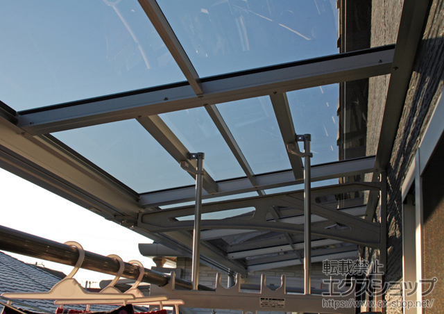 東京都西東京市のLIXIL リクシル（トステム）のバルコニー・ベランダ屋根 ライザーテラスII F型 ルーフタイプ 連棟 積雪〜20cm対応＋吊り下げ物干し 標準 2本入 施工例