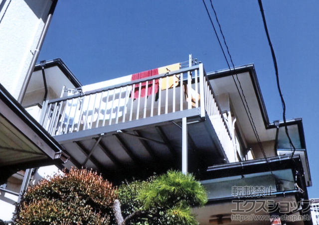 神奈川県横浜市のLIXIL リクシル（トステム）のバルコニー アクトステージA型 太格子 単体 柱建て式+収納式物干し 施工例