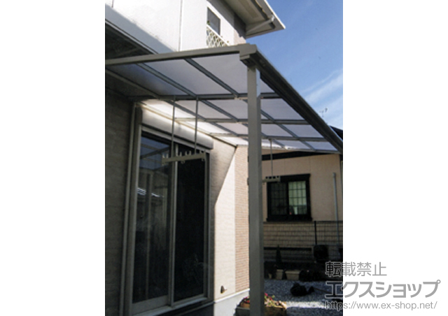 福岡県飯塚市のLIXIL リクシル（トステム）のテラス屋根 ライザーテラスII F型 テラスタイプ 単体 積雪〜20cm対応+吊り下げ式物干し ロング 2本入 施工例