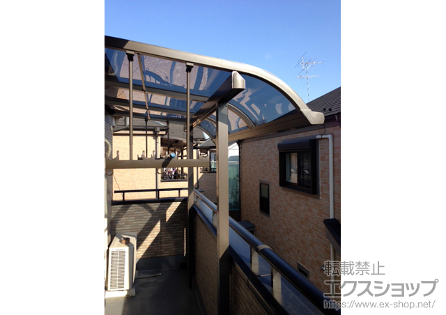 埼玉県上尾市のLIXIL リクシル（トステム）のバルコニー・ベランダ屋根 ライザーテラスII R型 屋根タイプ 単体 積雪〜20cm対応＋吊り下げ物干し 標準 2本入り 施工例