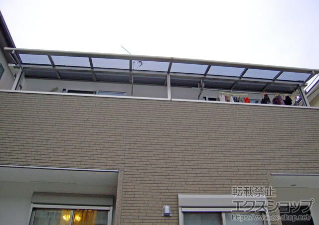 広島県広島市中区のLIXIL リクシル（トステム）のバルコニー・ベランダ屋根 ライザーテラスII F型 屋根タイプ 連棟 積雪〜20cm対応＋吊り下げ式物干し 標準 2本入 施工例