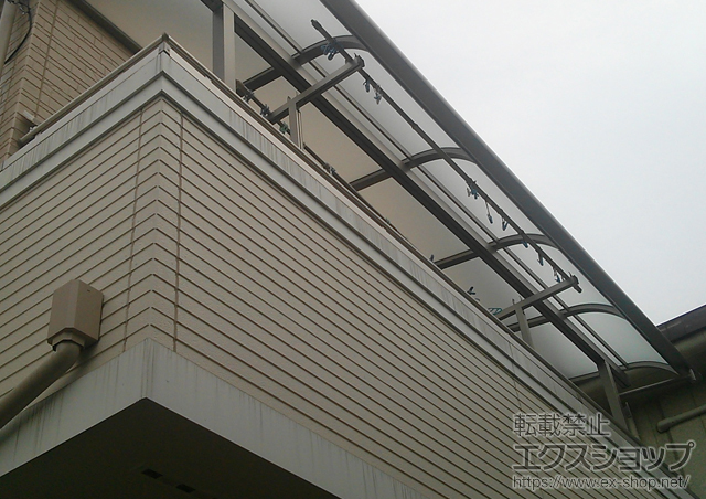東京都三鷹市のLIXIL リクシル（トステム）のバルコニー・ベランダ屋根 ライザーテラスII R型 屋根タイプ 単体 積雪〜20cm対応+吊下げ物干し 標準 2本入 施工例