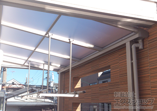 大阪府枚方市ののバルコニー・ベランダ屋根 ヴェクターテラス F型 屋根タイプ 単体 積雪〜20cm対応+吊り下げ物干し　標準2本入 施工例
