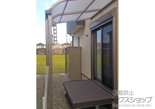 兵庫県神戸市のLIXIL リクシル（トステム）のテラス屋根 ライザーテラスII R型 テラスタイプ 単体 積雪〜20cm対応＋前面スクリーン1段/パネル材：ポリカーボネート（クリアマット/すりガラス調）＋壁付け物干し　標準　2本入 施工例