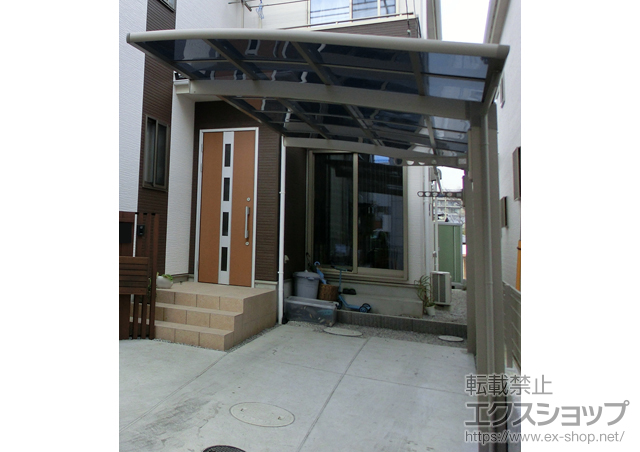 埼玉県朝霞市のLIXIL リクシル（トステム）のカーポート カーブポートシグマIII 積雪〜30cm対応+収納式物干し 標準 2本入 施工例